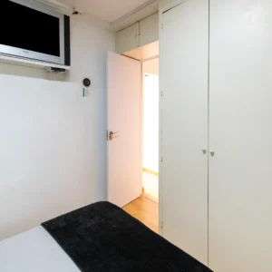 Habitación Doble con TV y Amplio Armario